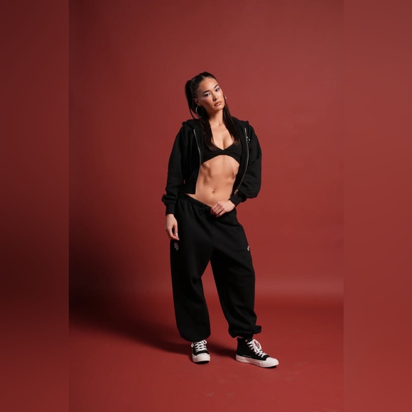 Y2KULTURE LOUNGER SWEAT PANTS IN BLACK - Picture 5 of 10